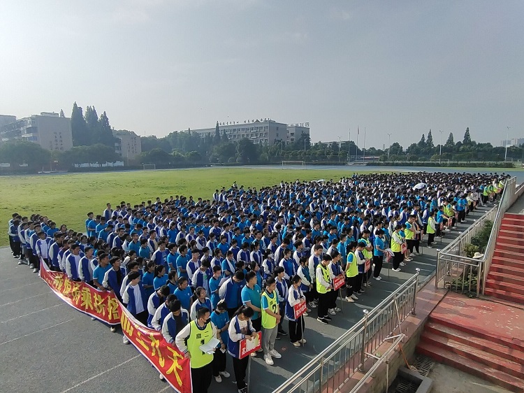 学生宣誓.jpg 学生宣誓.jpg