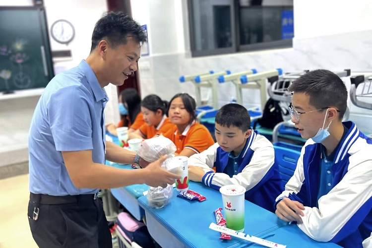 浓浓温情勉学子，中秋慰问暖校园 ——普明中学领导和老师们陪伴同学们共度中秋