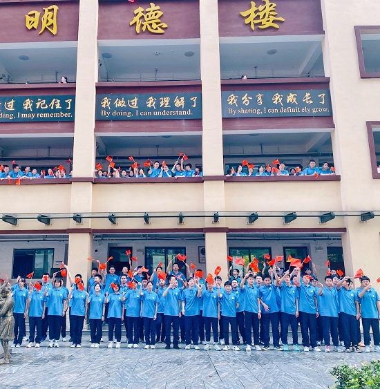 用团结欢庆国庆    用进取向党献礼