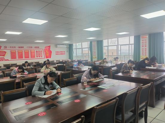 师生同做一套题，总结审查再提升 ——高2021级组织年级中青年教师和学生同做一诊试题