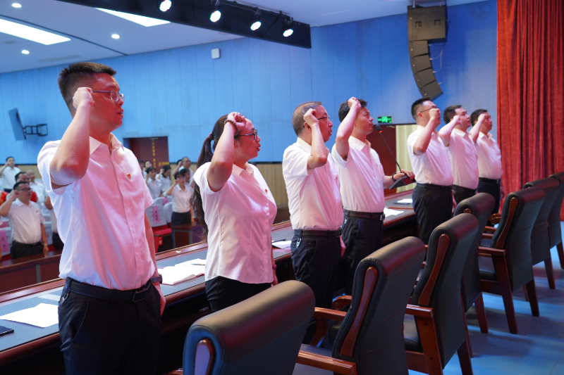 重温入党誓词1.JPG 重温入党誓词1.JPG