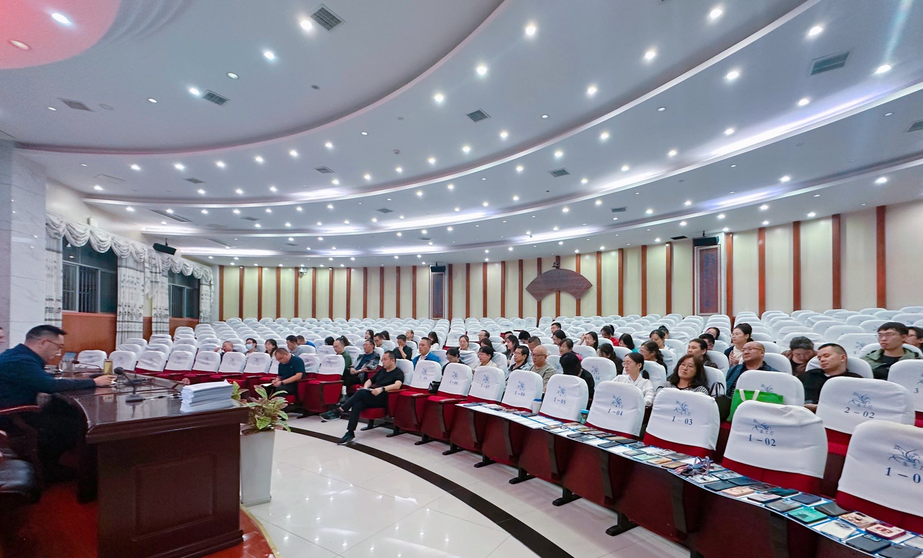 精准分析明方向，凝心聚力再启航——高2025级成功举行10月月考分析会暨半期考试动员大会