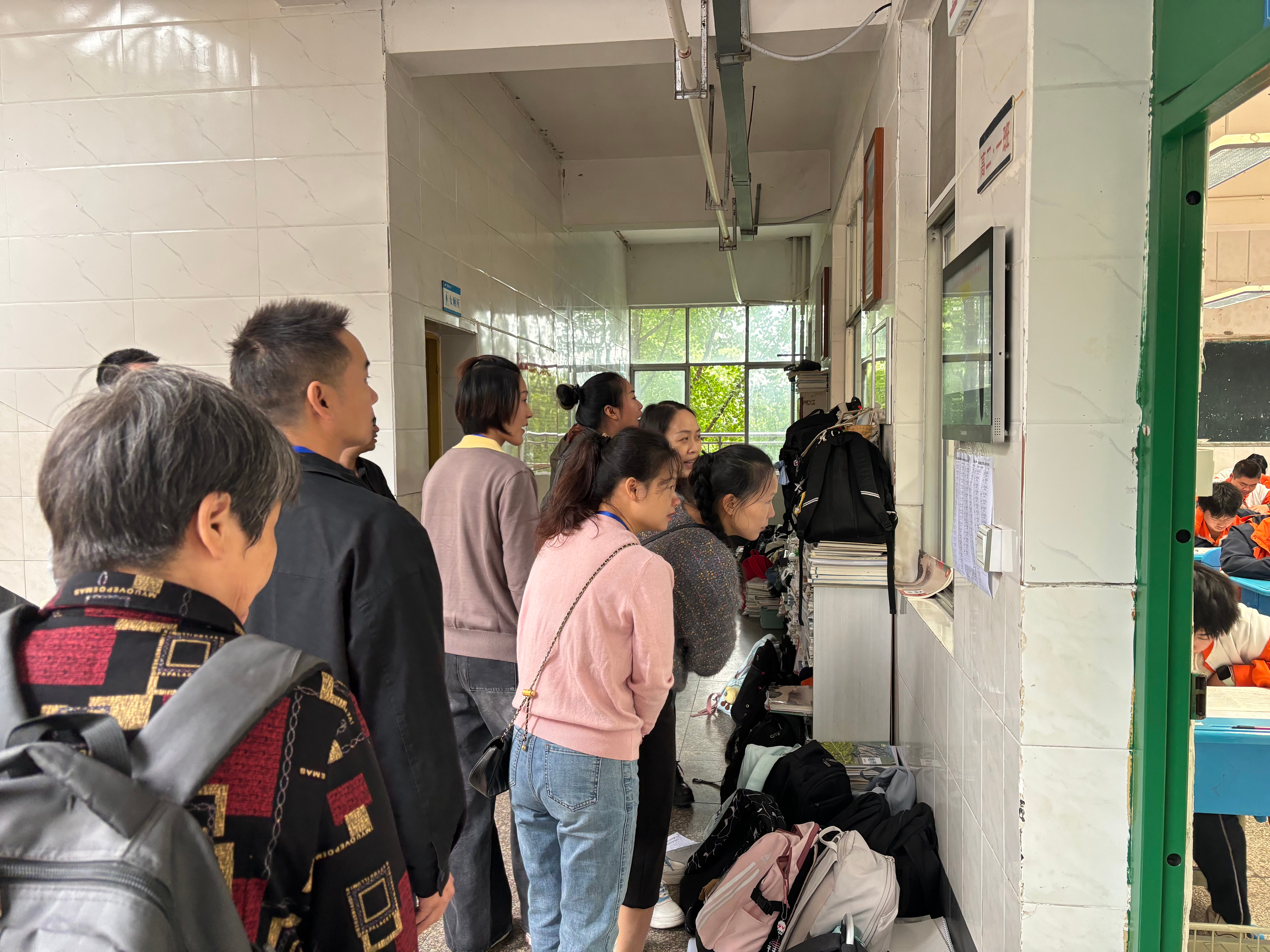 家校携手，共护成长 | 高2024级10月月考家长巡考活动温情落幕